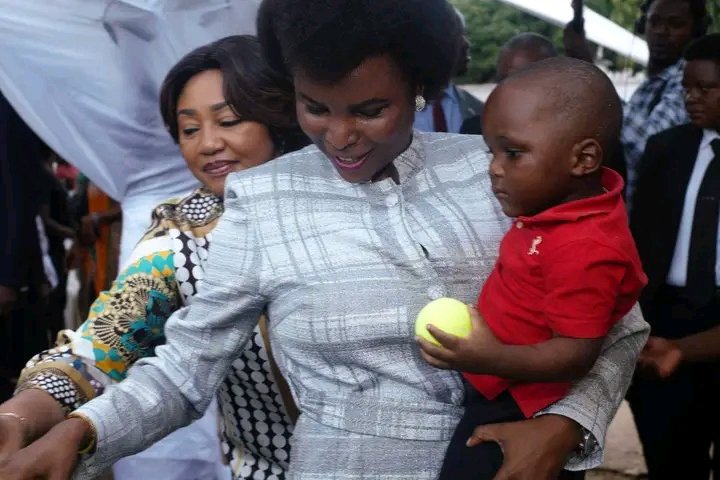 🇧🇮 Voici la Mère de la Nation, Première Dame, commando, Umukenyererarugamba, laborieuse et digne épouse d’un Général : le Président du Burundi <a href="/GeneralNeva/">SE Evariste Ndayishimiye</a>. Une femme de force et de cœur, toujours au service du peuple. 💪❤️ #Burundi #LeadershipFéminin