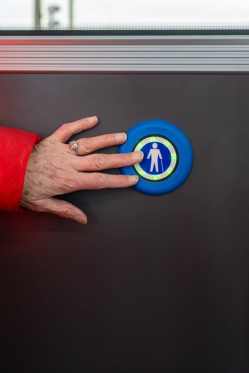 ♿🚍 Janine ne fait pas qu’emprunter les transports en commun : elle contribue aussi à les rendre plus accessibles pour tous !

Depuis 2007, cette habitante de Pont-du-Château, malvoyante et malentendante depuis l’enfance, parcourt chaque semaine la métropole grâce à la ligne 36.