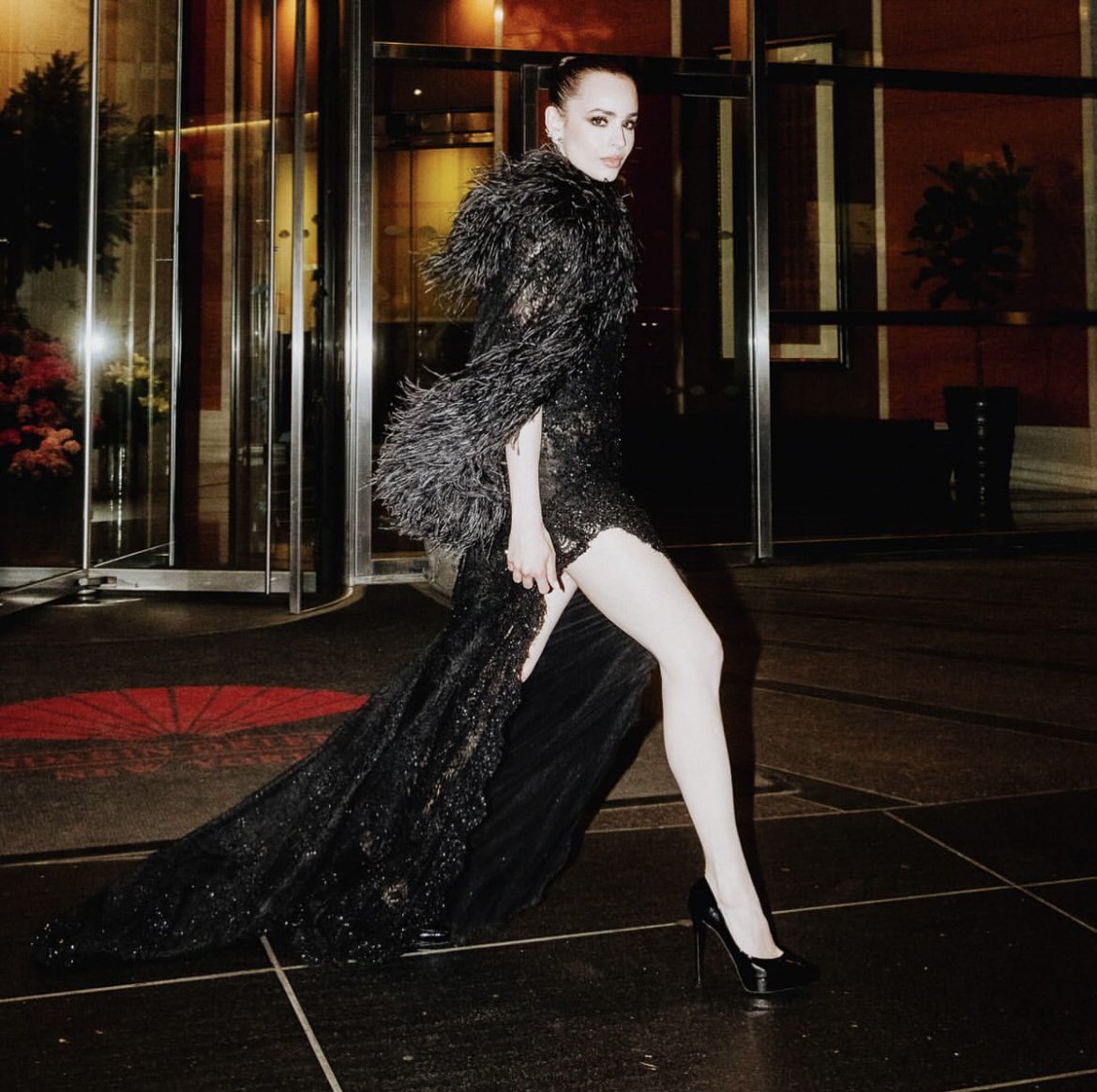 SofiaCarson's tweet photo. we’ll always have new york🖤@ElieSaabWorld https://t.co/F8Y9KVn5XA