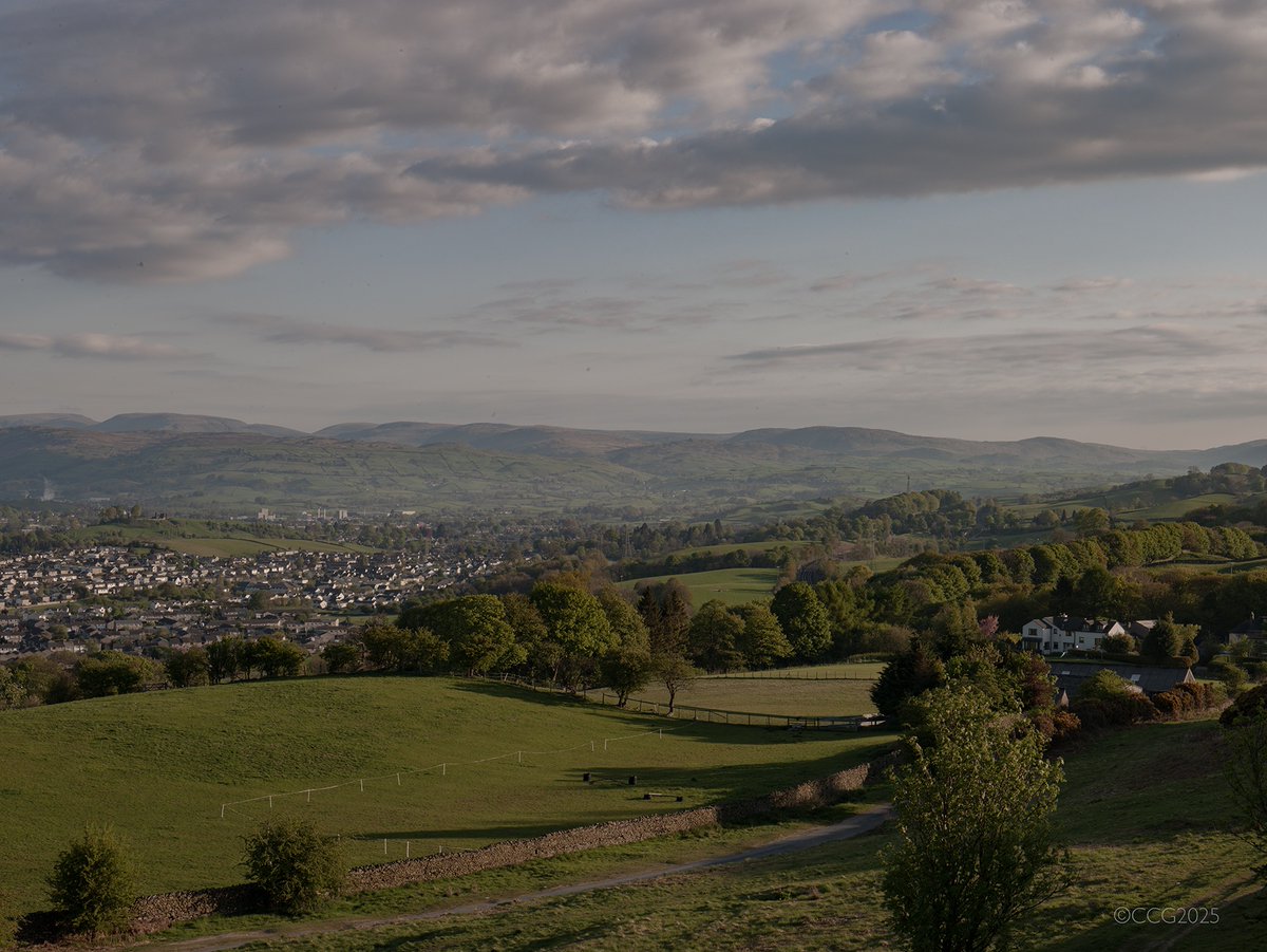 CLARKCGRAVES13's tweet image. Kendal, on the edge of the Lake District, is called the "Grey City", bc every building is constructed of the same, grey stone, which is found in the area.  They make up for it w extra colorful doors, windows &amp;amp; trim. #cumbriauk #blueandgreen
