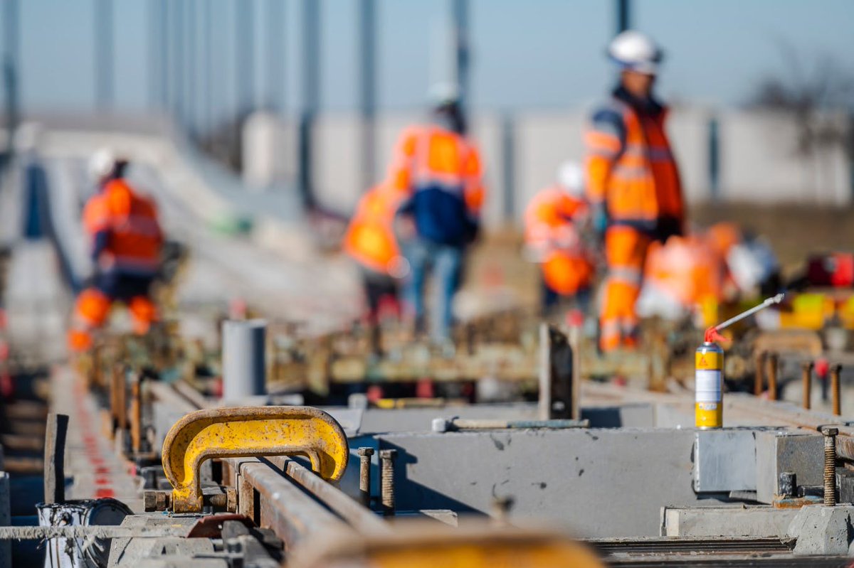 IDFmobilites's tweet photo. 🚧 Cet été, on prépare vos #trajets de demain 💪
👉 3 objectifs : + de ponctualité, + de confort, + de nouvelles #rames sur les rails dès fin 2025 !
💰 En 2025, 3,7 milliards d’euros sont investis pour moderniser, fiabiliser et développer votre réseau de #transport @IDFmobilites.

On vous explique tout ici 👉 https://t.co/iCeCglnlOY