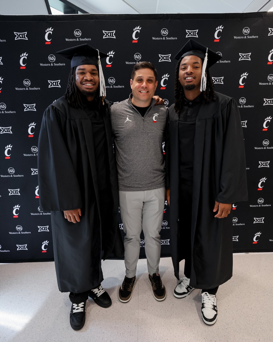 Cincinnati Men’s Hoops (@gobearcatsmbb) on Twitter photo Congratulations to <a href="/cjanthony22/">cjanthony2</a> and <a href="/DayDayThomas24/">DaVeon Thomas</a> on earning that degree! 🎓 Congratulations to <a href="/cjanthony22/">cjanthony2</a> and <a href="/DayDayThomas24/">DaVeon Thomas</a> on earning that degree! 🎓