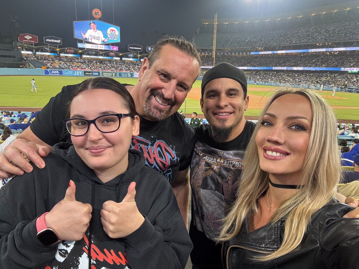 thejoshv's tweet image. Been a super productive few days!
Worked on something under wraps, @hurricanenita crossed off a bucket list item... playing the anthem at Dodger Stadium, and had a mini @BustedOpenRadio reunion at @ThisIsTNA Rebellion (what an awesome event)
Great to catch up with friends like…