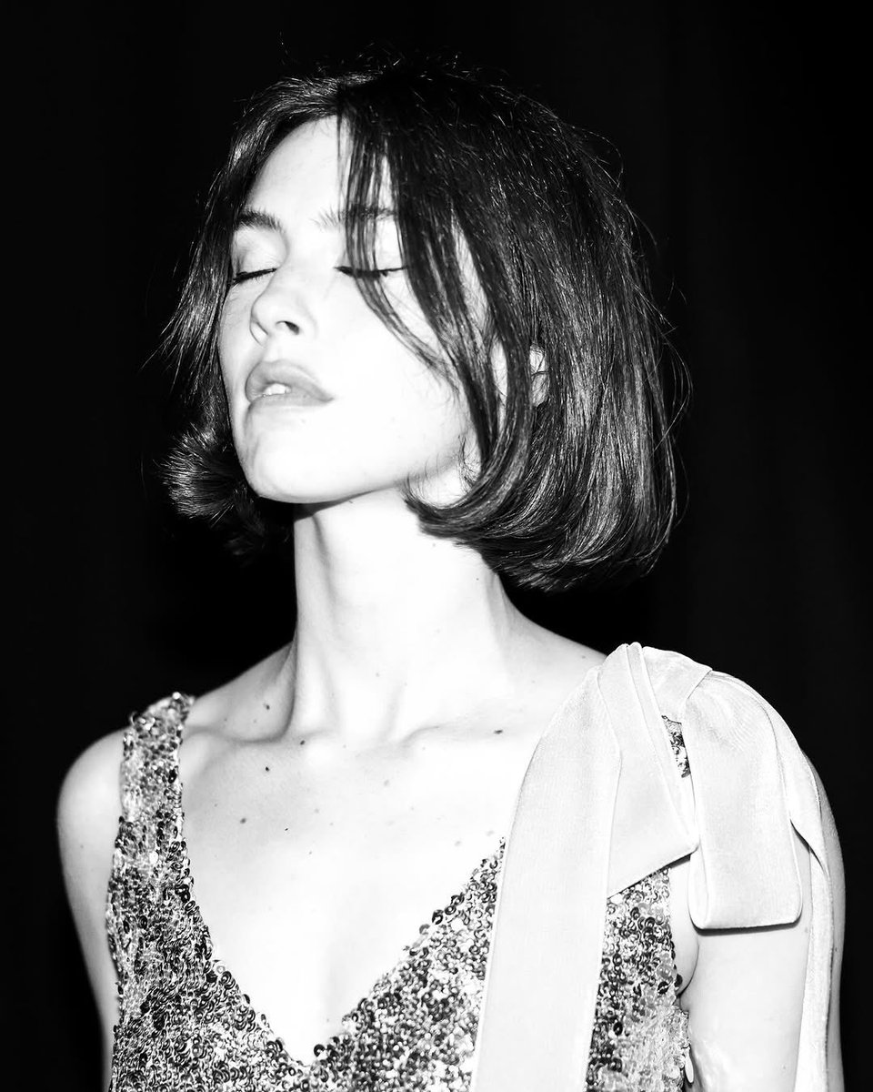 wastemytwenties's tweet image. she looks so delicate in that dress she’s like an angel