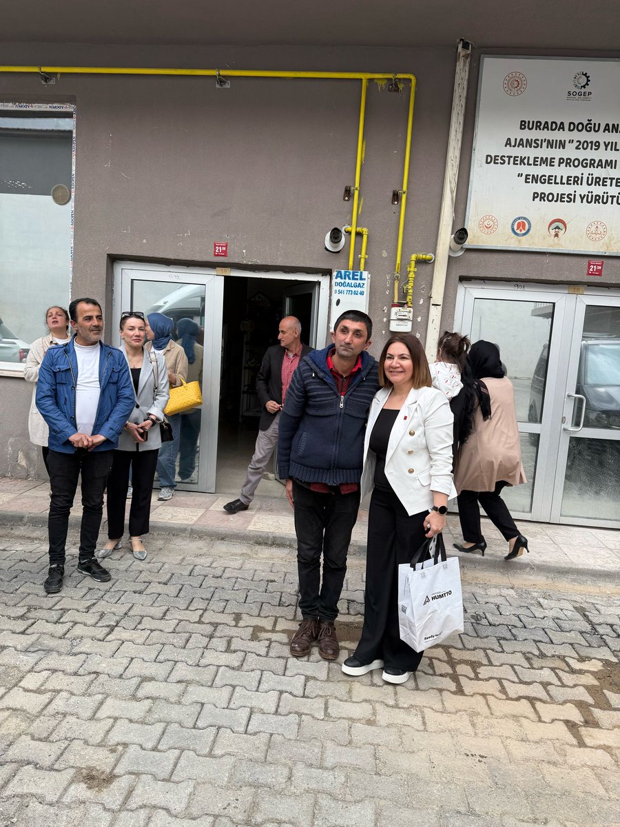 SuzanMyk's tweet photo. 1 Mayıs Emek ve Dayanışma Günü dolayısıyla bugün işgem  bünyesindeki  atölyeleri ziyaret ederek emekçi kardeşlerimizle bir araya geldik. Üretimin yükünü omuzlayan, alın teriyle hayatı var eden emekçilerimize çiçek takdim ederek hem günlerini kutladık .
Yaşasın 1 Mayıs
#1Mayıs https://t.co/2e90oGHGwu