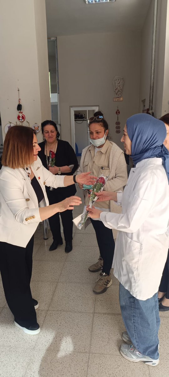 SuzanMyk's tweet photo. 1 Mayıs Emek ve Dayanışma Günü dolayısıyla bugün işgem  bünyesindeki  atölyeleri ziyaret ederek emekçi kardeşlerimizle bir araya geldik. Üretimin yükünü omuzlayan, alın teriyle hayatı var eden emekçilerimize çiçek takdim ederek hem günlerini kutladık .
Yaşasın 1 Mayıs
#1Mayıs https://t.co/2e90oGHGwu