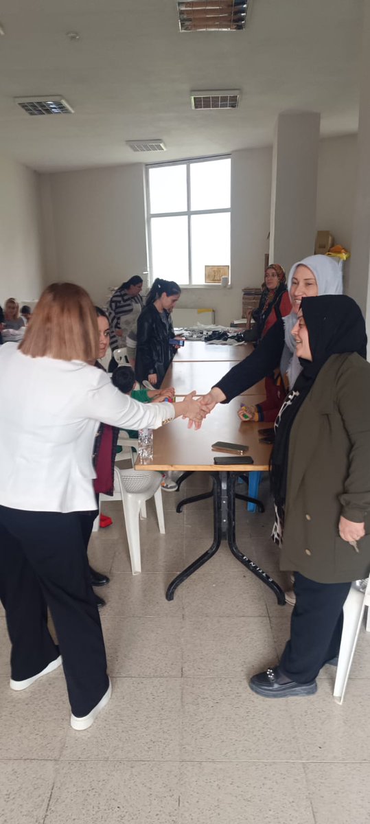 SuzanMyk's tweet photo. 1 Mayıs Emek ve Dayanışma Günü dolayısıyla bugün işgem  bünyesindeki  atölyeleri ziyaret ederek emekçi kardeşlerimizle bir araya geldik. Üretimin yükünü omuzlayan, alın teriyle hayatı var eden emekçilerimize çiçek takdim ederek hem günlerini kutladık .
Yaşasın 1 Mayıs
#1Mayıs https://t.co/2e90oGHGwu