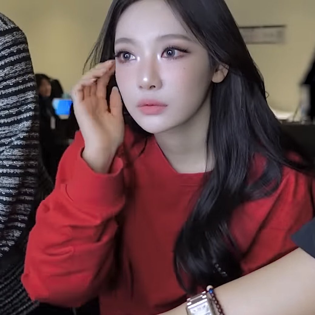 ningnyangi's tweet photo. i absolutely LOVE ningning in red 🫠 https://t.co/8nK7rNNdig