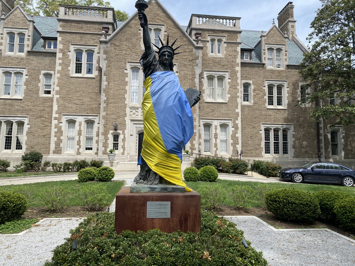 Ambassade (résidence de l’Ambassadeur Laurent Bili) de France à Washington le 25 avril 2025 : l’engagement constant de la France pour la souveraineté et l’intégrité nationales de l’Ukraine, drapées dans la liberté et la démocratie.