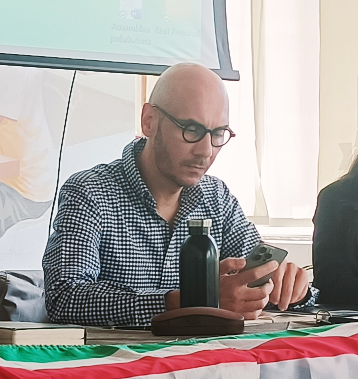BL_TV_FIMCISL's tweet photo. 📰 FIM CISL Belluno Treviso
29 aprile 2025 – Consiglio Generale

Analisi situazione geopolitica sulla difesa: dal welfare al warfare.

🗣️ Al Consiglio Generale della FIM CISL Belluno Treviso si è tenuto un confronto di alto profilo sulle trasformazioni geopolitiche in atto e sul ruolo crescente dell’industria della difesa in Italia ed Europa.

👤 Tra i relatori:

* Generale di Brigata dell’Esercito Italiano Dott. Francesco Ippoliti.
* Dott.ssa Martina Zorzi, Presidente del Collegio dei Revisori dei Conti

🌍 Un mondo che cambia: meno “amici”, più responsabilità europee
Il Segretario Generale FIM CISL Belluno Treviso, Alessio Lovisotto, ha aperto i lavori evidenziando il rapido mutamento del contesto internazionale: l’eventuale disimpegno statunitense, come ventilato dal Presidente Trump, obbliga l’Europa a riconsiderare il proprio ruolo nella gestione della sicurezza e della difesa. Una maggiore autonomia strategica è ormai una necessità.

🇪🇺 L’Europa è pronta?
La discussione ha posto l’accento sulla mancanza, ad oggi, di una chiara e concreta capacità di risposta europea, sia in termini politici che industriali. Serve una visione comune, risorse condivise e un impegno collettivo che vada oltre la frammentazione attuale.

⚖️ Difesa o servizi pubblici? Un equilibrio da costruire
Uno dei nodi centrali affrontati è il delicato equilibrio tra la destinazione delle risorse pubbliche alla difesa e il mantenimento della spesa sociale. Il passaggio da “welfare a warfare” pone interrogativi etici e strategici: come garantire sicurezza senza indebolire scuola, sanità, pensioni e servizi essenziali per i cittadini? È necessario evitare contrapposizioni sterili e lavorare per una visione integrata che sappia coniugare protezione nazionale e coesione sociale.

🏭 Industria e lavoro: il caso Berco
Il caso della Berco di Castelfranco Veneto, con i suoi 300 esuberi annunciati, è emerso come esempio emblematico. Una possibile strategia di diversificazione produttiva verso applicazioni per la difesa è stata discussa come opportunità per salvaguardare l’occupazione e rilanciare l’azienda su nuovi mercati internazionali.

#DifesaEuropea #Geopolitica #IndustriaDellaDifesa #InnovazioneTecnologica #LavoroEDifesa #FIMCisl #Guerra