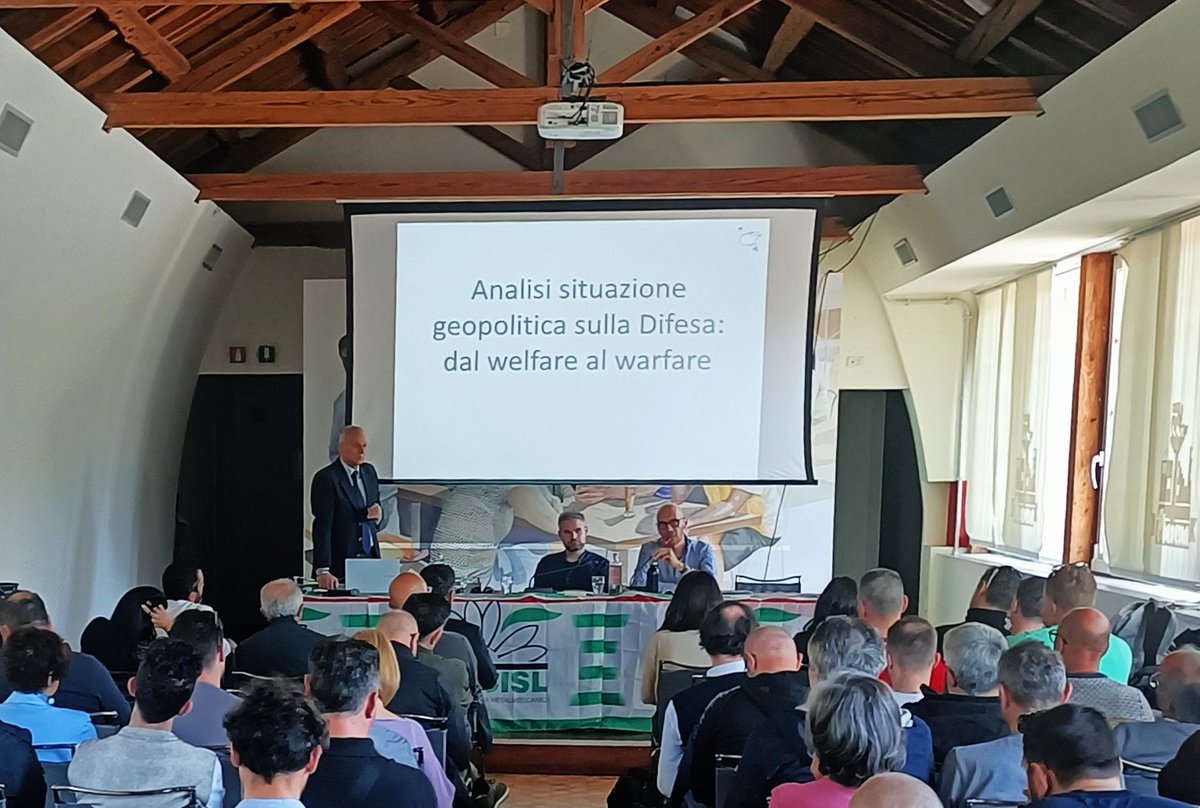 BL_TV_FIMCISL's tweet photo. 📰 FIM CISL Belluno Treviso
29 aprile 2025 – Consiglio Generale

Analisi situazione geopolitica sulla difesa: dal welfare al warfare.

🗣️ Al Consiglio Generale della FIM CISL Belluno Treviso si è tenuto un confronto di alto profilo sulle trasformazioni geopolitiche in atto e sul ruolo crescente dell’industria della difesa in Italia ed Europa.

👤 Tra i relatori:

* Generale di Brigata dell’Esercito Italiano Dott. Francesco Ippoliti.
* Dott.ssa Martina Zorzi, Presidente del Collegio dei Revisori dei Conti

🌍 Un mondo che cambia: meno “amici”, più responsabilità europee
Il Segretario Generale FIM CISL Belluno Treviso, Alessio Lovisotto, ha aperto i lavori evidenziando il rapido mutamento del contesto internazionale: l’eventuale disimpegno statunitense, come ventilato dal Presidente Trump, obbliga l’Europa a riconsiderare il proprio ruolo nella gestione della sicurezza e della difesa. Una maggiore autonomia strategica è ormai una necessità.

🇪🇺 L’Europa è pronta?
La discussione ha posto l’accento sulla mancanza, ad oggi, di una chiara e concreta capacità di risposta europea, sia in termini politici che industriali. Serve una visione comune, risorse condivise e un impegno collettivo che vada oltre la frammentazione attuale.

⚖️ Difesa o servizi pubblici? Un equilibrio da costruire
Uno dei nodi centrali affrontati è il delicato equilibrio tra la destinazione delle risorse pubbliche alla difesa e il mantenimento della spesa sociale. Il passaggio da “welfare a warfare” pone interrogativi etici e strategici: come garantire sicurezza senza indebolire scuola, sanità, pensioni e servizi essenziali per i cittadini? È necessario evitare contrapposizioni sterili e lavorare per una visione integrata che sappia coniugare protezione nazionale e coesione sociale.

🏭 Industria e lavoro: il caso Berco
Il caso della Berco di Castelfranco Veneto, con i suoi 300 esuberi annunciati, è emerso come esempio emblematico. Una possibile strategia di diversificazione produttiva verso applicazioni per la difesa è stata discussa come opportunità per salvaguardare l’occupazione e rilanciare l’azienda su nuovi mercati internazionali.

#DifesaEuropea #Geopolitica #IndustriaDellaDifesa #InnovazioneTecnologica #LavoroEDifesa #FIMCisl #Guerra
