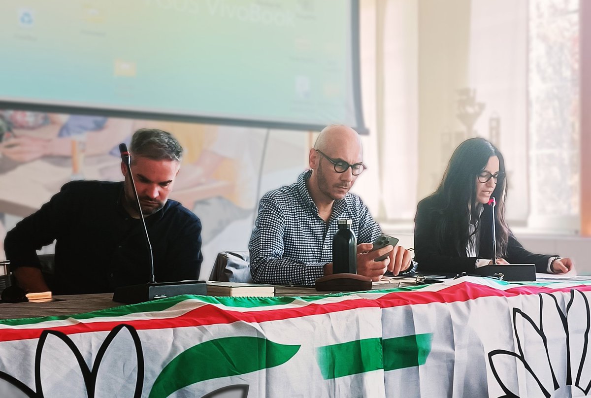 BL_TV_FIMCISL's tweet photo. 📰 FIM CISL Belluno Treviso
29 aprile 2025 – Consiglio Generale

Analisi situazione geopolitica sulla difesa: dal welfare al warfare.

🗣️ Al Consiglio Generale della FIM CISL Belluno Treviso si è tenuto un confronto di alto profilo sulle trasformazioni geopolitiche in atto e sul ruolo crescente dell’industria della difesa in Italia ed Europa.

👤 Tra i relatori:

* Generale di Brigata dell’Esercito Italiano Dott. Francesco Ippoliti.
* Dott.ssa Martina Zorzi, Presidente del Collegio dei Revisori dei Conti

🌍 Un mondo che cambia: meno “amici”, più responsabilità europee
Il Segretario Generale FIM CISL Belluno Treviso, Alessio Lovisotto, ha aperto i lavori evidenziando il rapido mutamento del contesto internazionale: l’eventuale disimpegno statunitense, come ventilato dal Presidente Trump, obbliga l’Europa a riconsiderare il proprio ruolo nella gestione della sicurezza e della difesa. Una maggiore autonomia strategica è ormai una necessità.

🇪🇺 L’Europa è pronta?
La discussione ha posto l’accento sulla mancanza, ad oggi, di una chiara e concreta capacità di risposta europea, sia in termini politici che industriali. Serve una visione comune, risorse condivise e un impegno collettivo che vada oltre la frammentazione attuale.

⚖️ Difesa o servizi pubblici? Un equilibrio da costruire
Uno dei nodi centrali affrontati è il delicato equilibrio tra la destinazione delle risorse pubbliche alla difesa e il mantenimento della spesa sociale. Il passaggio da “welfare a warfare” pone interrogativi etici e strategici: come garantire sicurezza senza indebolire scuola, sanità, pensioni e servizi essenziali per i cittadini? È necessario evitare contrapposizioni sterili e lavorare per una visione integrata che sappia coniugare protezione nazionale e coesione sociale.

🏭 Industria e lavoro: il caso Berco
Il caso della Berco di Castelfranco Veneto, con i suoi 300 esuberi annunciati, è emerso come esempio emblematico. Una possibile strategia di diversificazione produttiva verso applicazioni per la difesa è stata discussa come opportunità per salvaguardare l’occupazione e rilanciare l’azienda su nuovi mercati internazionali.

#DifesaEuropea #Geopolitica #IndustriaDellaDifesa #InnovazioneTecnologica #LavoroEDifesa #FIMCisl #Guerra