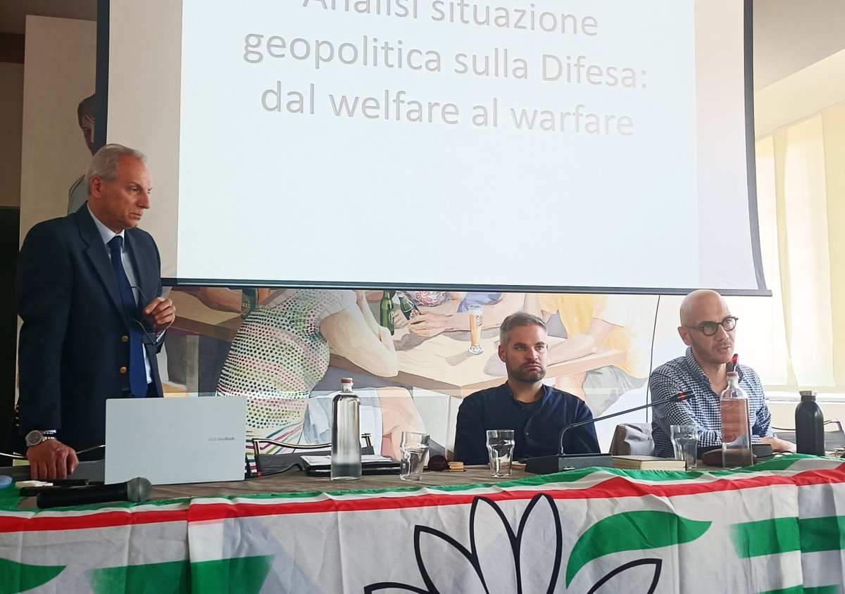 BL_TV_FIMCISL's tweet photo. 📰 FIM CISL Belluno Treviso
29 aprile 2025 – Consiglio Generale

Analisi situazione geopolitica sulla difesa: dal welfare al warfare.

🗣️ Al Consiglio Generale della FIM CISL Belluno Treviso si è tenuto un confronto di alto profilo sulle trasformazioni geopolitiche in atto e sul ruolo crescente dell’industria della difesa in Italia ed Europa.

👤 Tra i relatori:

* Generale di Brigata dell’Esercito Italiano Dott. Francesco Ippoliti.
* Dott.ssa Martina Zorzi, Presidente del Collegio dei Revisori dei Conti

🌍 Un mondo che cambia: meno “amici”, più responsabilità europee
Il Segretario Generale FIM CISL Belluno Treviso, Alessio Lovisotto, ha aperto i lavori evidenziando il rapido mutamento del contesto internazionale: l’eventuale disimpegno statunitense, come ventilato dal Presidente Trump, obbliga l’Europa a riconsiderare il proprio ruolo nella gestione della sicurezza e della difesa. Una maggiore autonomia strategica è ormai una necessità.

🇪🇺 L’Europa è pronta?
La discussione ha posto l’accento sulla mancanza, ad oggi, di una chiara e concreta capacità di risposta europea, sia in termini politici che industriali. Serve una visione comune, risorse condivise e un impegno collettivo che vada oltre la frammentazione attuale.

⚖️ Difesa o servizi pubblici? Un equilibrio da costruire
Uno dei nodi centrali affrontati è il delicato equilibrio tra la destinazione delle risorse pubbliche alla difesa e il mantenimento della spesa sociale. Il passaggio da “welfare a warfare” pone interrogativi etici e strategici: come garantire sicurezza senza indebolire scuola, sanità, pensioni e servizi essenziali per i cittadini? È necessario evitare contrapposizioni sterili e lavorare per una visione integrata che sappia coniugare protezione nazionale e coesione sociale.

🏭 Industria e lavoro: il caso Berco
Il caso della Berco di Castelfranco Veneto, con i suoi 300 esuberi annunciati, è emerso come esempio emblematico. Una possibile strategia di diversificazione produttiva verso applicazioni per la difesa è stata discussa come opportunità per salvaguardare l’occupazione e rilanciare l’azienda su nuovi mercati internazionali.

#DifesaEuropea #Geopolitica #IndustriaDellaDifesa #InnovazioneTecnologica #LavoroEDifesa #FIMCisl #Guerra