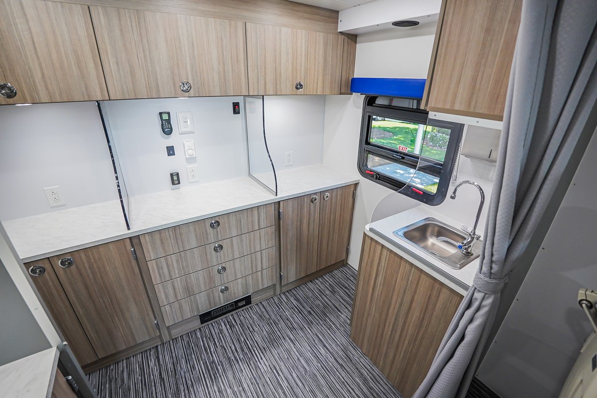 MSVehicles's tweet image. This new mobile vision clinic is ready to make a big impact at Valley Healthcare!👓👁

Complete with a spacious lobby and reception area, a restroom, and a fully equipped exam room featuring multiple workstations and an eyeglasses fitting section!