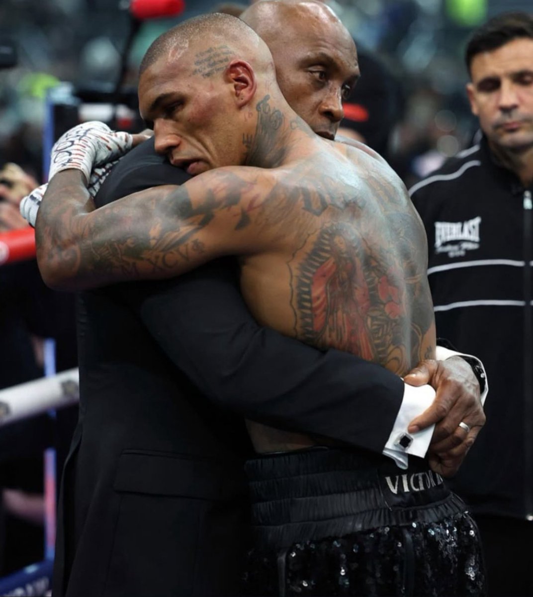 The fight of the year wasn't just sport...

It was a 33-year-long war.
Fuelled by blood, hatred, and unfinished business.

Two generations of rage collided in one ring.

Here’s the CRAZY story most people don't know:🧵