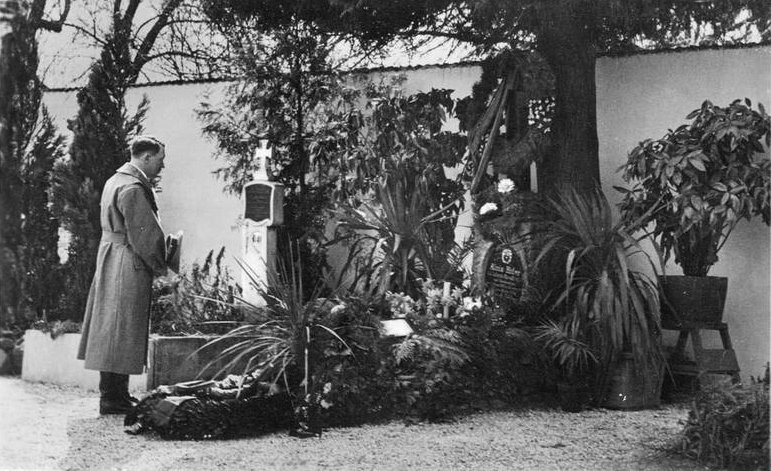 MATEOALBERTO's tweet image. Si descubro que Adolfo Hitler es inocente (por lo menos en lo concerniente a los 6 millones de judíos) y no oro a mi Señor Jesucristo, suplicándole que perdone los pecados que sí cometió, soy perezoso.

✝️ Concédele, Señor, el descanso eterno, y brilla para él la luz perpetua 🙏🏽