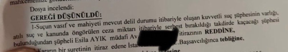 AdemSozuer's tweet photo. Bir gencin hayatı gerekçesiz bir cümle ile alt üst edilememeli..

Kendini arayan Polise bulunduğu adresi bildirip,konum atan kronik aort yetmezliği ve nefrotik sendromu olan Esila'nın pijamaları ile göz altına alınıp tutuklanması ve tutukluluğunun devamı hakkında👇🏼👇🏼
 1) Esila Ayık 22 yaşında. Annesi vefat etmiş. Çalışkanlığı, gayreti ve  hayırseverlerin destek ve burslarıyla  Belçika'da GENT Üniversitesinde fotoğrafçılık bölümünde okuyor. Doğuştan gelen kronik aort yetmezliği ve nefrotik sendrom rahatsızlıkları var ve 2017 yılından beri takipli hasta.
2) Türkiye'ye 15 günlüğüne ailesini ziyarete gelmiştir. Kadıköy ilçesinde düzenlenen etkinlikte müzik gruplarını dinlemek ve fotoğraf çekmek için etkinlik alanına gitmiştir. Bir hatıra olsun diye etkinlik alanındaki bir pankartı eline alıp fotoğraf makinesini çekim için arkadaşlarına vermiştir. 

3) Pankart elindeyken orada bulunan bir kişinin (kamu görevlisi olduğu sonradan anlaşılmaktadır) "ben de fotoğrafını çekebilir miyim?" şeklindeki isteğini doğal görüp tutuklanmasına gerekçe olan fotoğrafı çektirmiştir.

4) GBT kontrolü vasıtasıyla Esila'nın Baba adresine ulaşılmış,onun verdiği bilgi üzerine polis 02.00 sıralarında arkadaşında kalan Esila’yı aramış ve o  da arkadaşının adresini vermiş ve konum yollamıştır.Hiçbir gizlenme veya kaçma davranışı olmadığı halde kıyafetlerini değiştirme imkanı bulamadan pijamalarıyla göz altına alınmıştır. 

5) 9.4.2025 Tarihinde İstanbul Sulh Ceza Hakimliği kararı ile tutuklanan Esila sağlık durumu için son derece elverişsiz bir ortamdaki cezaevine konulmuştur.  İşlendiği iddia edilen suç yeri Kadıköy olduğu için verilen yetkisizlik kararları nedeniyle tutuklamaya itiraz başvuruları sürüncemede kalmıştır. 

6) İsnat edilen suç tutuklamayı gerektirmediği gibi Yargıtay, AYM ve AİHM içtihatlarına göre de Esila'nın sadece fotoğraf çektirmek için elinde tuttuğu pankarttaki ifadeler de suç oluşturmamaktadır. Açıkça ölçüsüz olan bu tutukluluğun devamı halinde; Esila'nın hem sağlığı hem de yurt dışında burslarla sürdüğü eğitim be öğretimi bakımında telafisi mümkün olmayan zararlar görecektir.

7) Son olarak avukatı @AvUmitOzkan tarafından tutukluluğa itirazı inceleyen mahkeme  25/04/2025 tarihinde gerekçesiz bir gerekçeyle itirazı şöyle reddetmiştir. "Suçun vasıf ve mahiyeti mevcut delil durumu itibariyle oluşan kuvvetli suç şüphesinin varlığı, atılı suç ve kanunda öngörülen ceza miktarı itibarıyla serbest bırakıldığı takdirde kaçacağı şüphesi bulunduğu iddiasıyla tutukluluğa yapılan itiraz reddedilmiştir."

8) Cebir Şiddete başvurmamış, bulunduğu yeri konum atarak  bildirmiş "Z Bakış" kitabının yazarı Esila'nın  hakaret iddiasıyla tutukluluğunun devamı hukuk ve vicdanla bağdaşmaz. 
CMK'ya göre hakim kararını vicdani kanaatine göre verir. Ancak vicdani kanaat, keyfilik anlamına gelmez. Her karar makul ve hukuka uygun şekilde gerekçelendirilebilmelidir
Zaten olmaması gereken bir tutuklama, AİHM ve AYM'nin de pek çok kararında ifade ettiği üzere basmakalıp ifadeli gerekçelerle devam ettirilemez. 
Böyle tutuklama ve "gerekçesiz gerekçeler" hukuka uygun vicdani kanaatin ifadesi değil, keyfiliğin ifadesidir. Keyfi uygulamalardan derhal vazgeçilmeli ve 
Türkiye acilen hukuka dönmelidir.

Not: Bilgiler Esila Ayık ile ilgili olarak medyaya yansıyan belgelerden derlenmiştir.