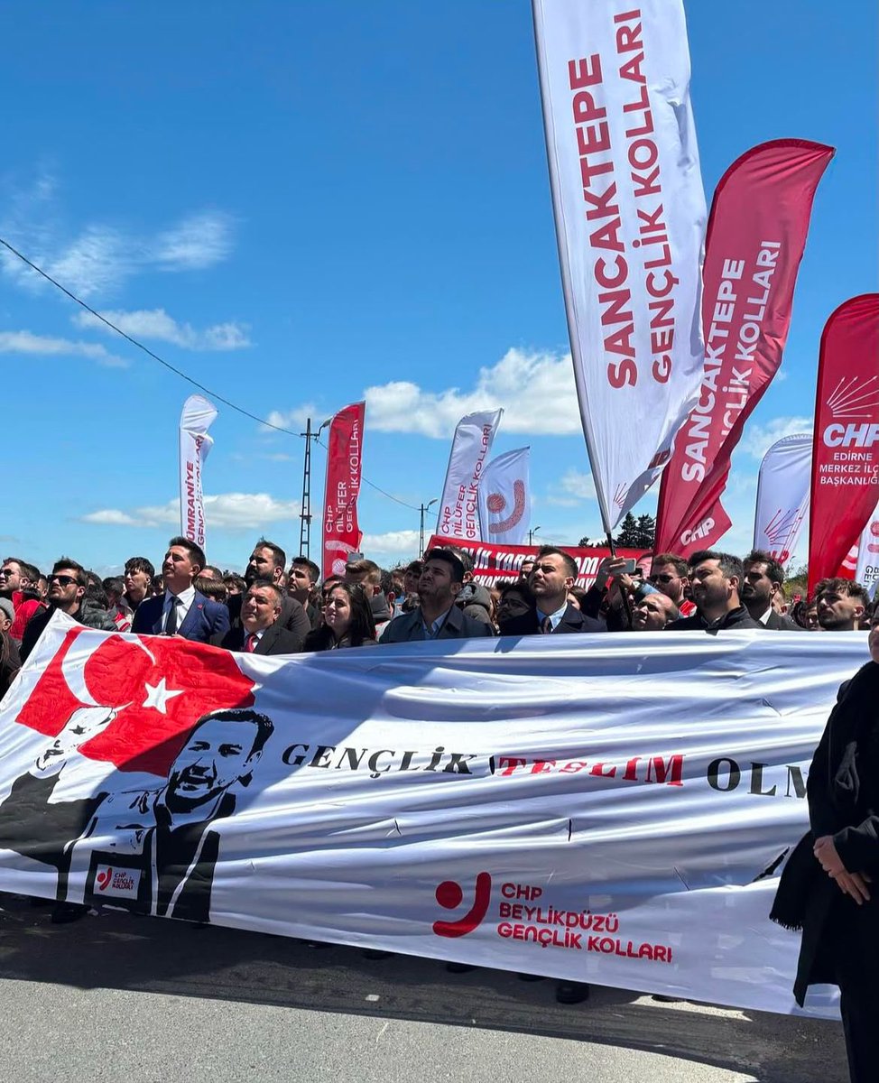 halklis34's tweet photo. Bugün Silivri'de adalet değil, iktidarın gençliğe tahammülsüzlüğü yargılandı.
CHP Gençlik Kolları Genel Başkanımız Cem Aydın, sadece bir sosyal medya paylaşımı yüzünden mahkemeye çıkarıldı.

Cem Aydın yalnız değildir, gençlik teslim alınamaz! 
 #cemaydınyalnızdeğildir https://t.co/bwfBfWfslw