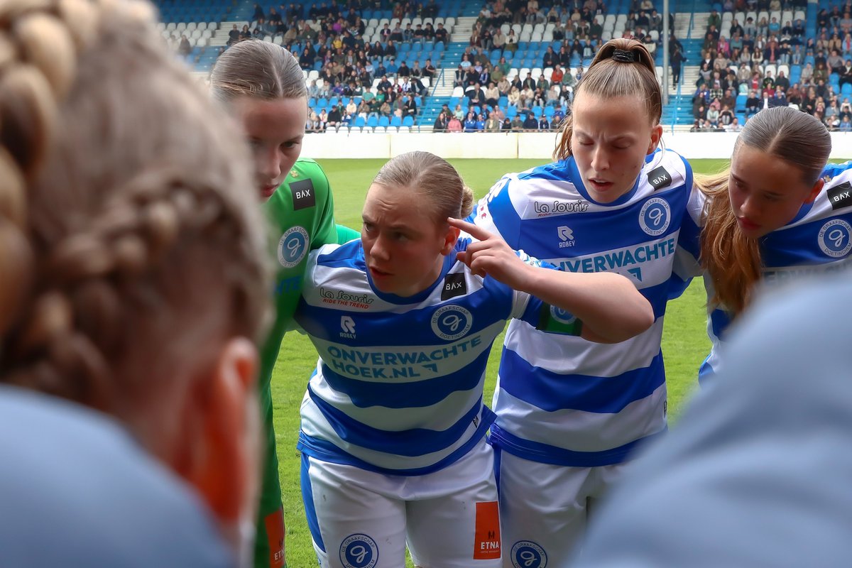 𝐒𝐚𝐦𝐞𝐧 𝐚𝐥𝐥𝐞𝐬 𝐠𝐞𝐯𝐞𝐧
De Graafschap Vrouwen maakt zich op voor een cruciale fase: samen alles geven voor promotie én het kampioenschap.

𝐃𝐞 𝐞𝐞𝐫𝐬𝐭𝐞 𝐡𝐨𝐫𝐝𝐞
⚽ De Graafschap - Jong AZ
🏟 Sportpark De Bezelhorst
🕑 15.00 uur

𝐃𝐄𝐔𝐑𝐃𝐎𝐍𝐃𝐄𝐑𝐄𝐍! 🔵⚪