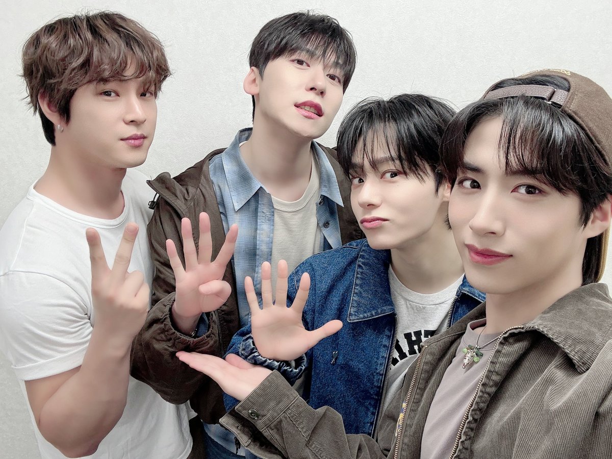 official_ONEUS's tweet photo. [#원어스]

햇살처럼 따듯한 원어스와
투문이 함께 보내는 5월❤️

우리 모두 건강하게 행복한 
하루하루 보내길 바라요🌷

#ONEUS #TOMOON #투문 
#이달의원어스 #5월의원어스 https://t.co/GxIMcsb7We