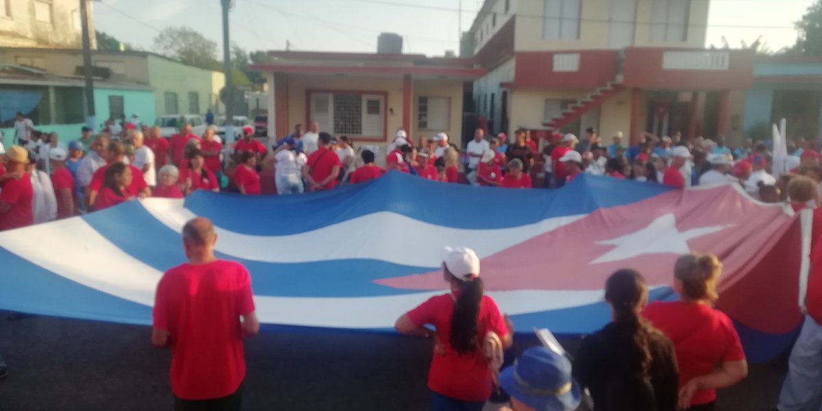 Hoy los cubanos desfilamos unidos en apoyo incondicional al sistema revolucionario, como muestra de reafirmación de nuestros ideales.
#PorCubaJuntosCreamos