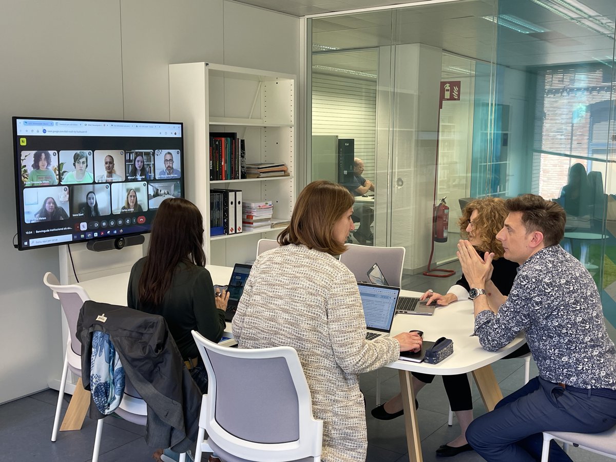UOC Arts Humanitats (@uocartshum) on Twitter photo 👋🎓 Avui hem donat la benvinguda institucional als estudiants internacionals que han obtingut una beca <a href="/UOCuniversitat/">UOCuniversitat</a> - <a href="/IRLlull/">Institut Ramon Llull</a> per cursar una assignatura del grau de Llengua i Literatura Catalanes de la #UOC durant el curs 2024-2025.
👩💻 El programa de beques ofereix 👋🎓 Avui hem donat la benvinguda institucional als estudiants internacionals que han obtingut una beca <a href="/UOCuniversitat/">UOCuniversitat</a> - <a href="/IRLlull/">Institut Ramon Llull</a> per cursar una assignatura del grau de Llengua i Literatura Catalanes de la #UOC durant el curs 2024-2025.
👩💻 El programa de beques ofereix