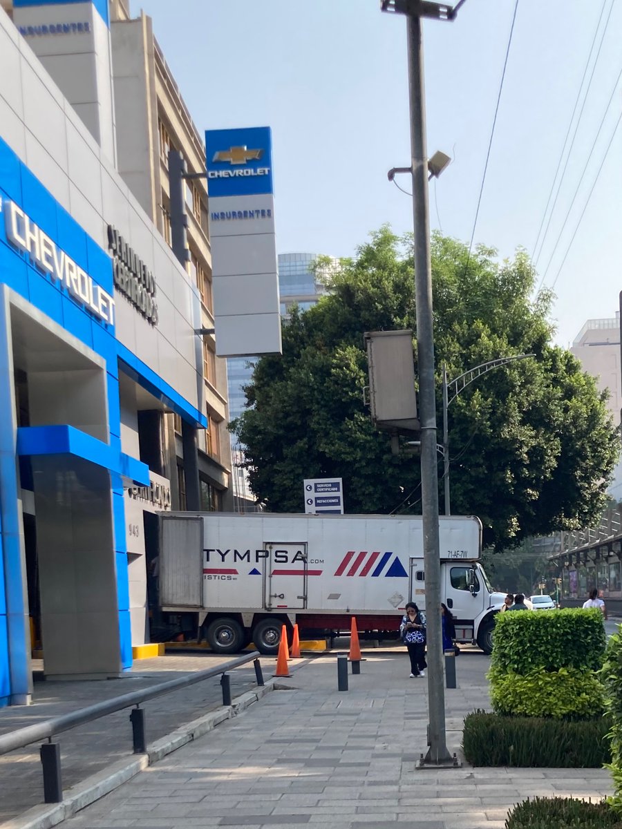 Jorge Inchaurregui Elizarraras. (@ahrimanpob) on Twitter photo La agencia de <a href="/ChevroletMexico/">Chevrolet 🇲🇽</a> en Insurgentes Sur 943, bloquea constantemente el paso peatonal con autos, y hoy con un camión. La gente tiene que bajar al arroyo vehicular para pasar. <a href="/UCS_GCDMX/">Unidad de Contacto del Secretario SSC CDMX</a> <a href="/En_laDelValle/">En la Del Valle</a> <a href="/AccionesBJ/">Acciones BJ</a> La agencia de <a href="/ChevroletMexico/">Chevrolet 🇲🇽</a> en Insurgentes Sur 943, bloquea constantemente el paso peatonal con autos, y hoy con un camión. La gente tiene que bajar al arroyo vehicular para pasar. <a href="/UCS_GCDMX/">Unidad de Contacto del Secretario SSC CDMX</a> <a href="/En_laDelValle/">En la Del Valle</a> <a href="/AccionesBJ/">Acciones BJ</a>