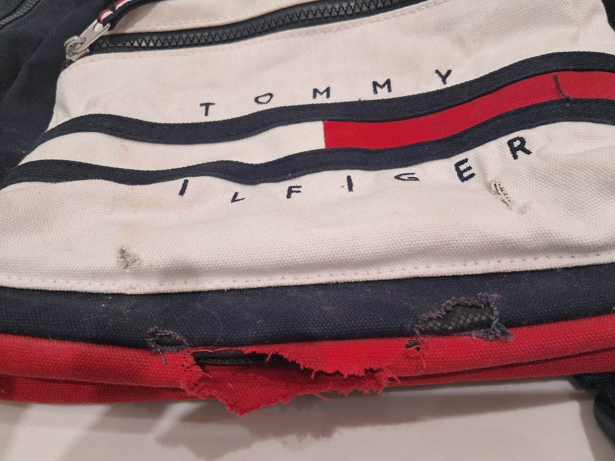 JoselynAleja's tweet photo. @TommyHilfiger @CalleyPoche mochila de mala calidad!!!  @TommyHilfiger no devuelven el dinero.  Primera foto: 5 días usada. Segunda foto: 7 veces usada. Tercera foto: respuesta Tommy Costanera... quién responde???? cueck!!! https://t.co/yYeUBMXVbZ