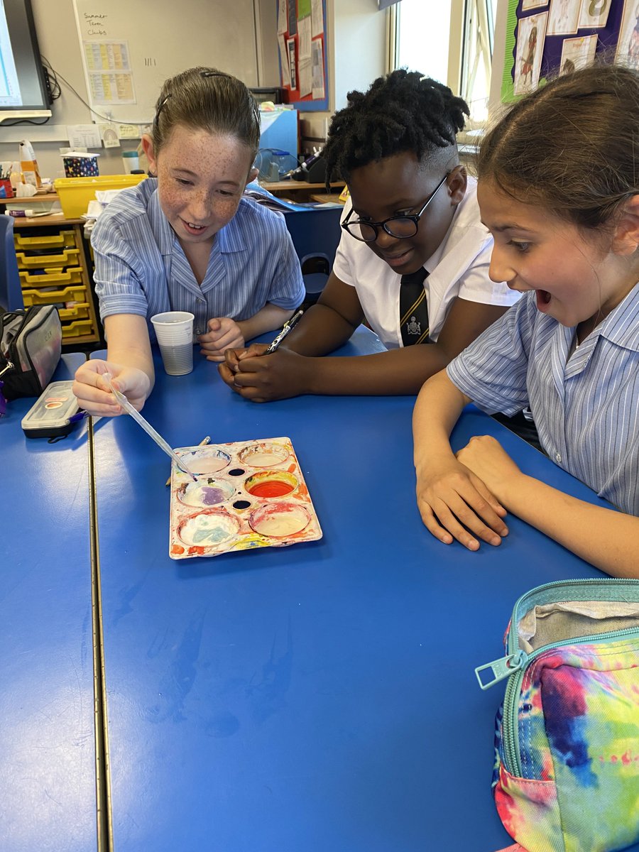 MerchantsCrosby's tweet image. As part of #BritishScienceWeek, our Year 5 pupils explored the theme of ‘Change and Adapt’ with a brilliant hands-on experiment using red cabbage as a natural pH indicator! 🥬

They tested a variety of household substances to see how the cabbage water changed colour - revealing