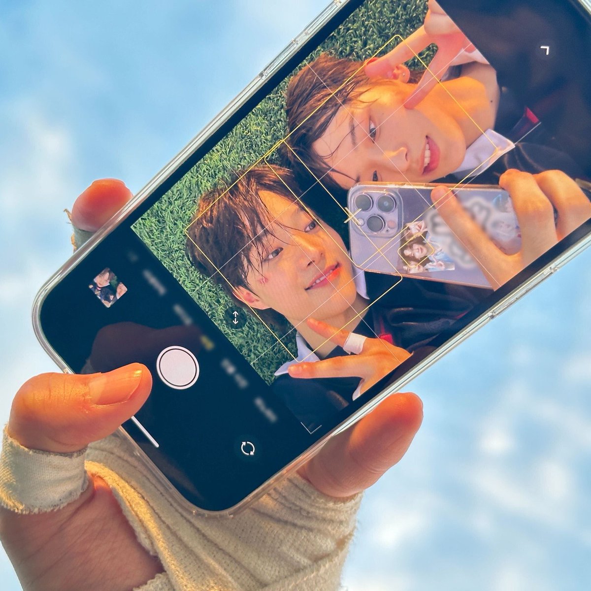 왕자님스무살이니까
좋아하는쭈아즈셀카올려줘야겠지