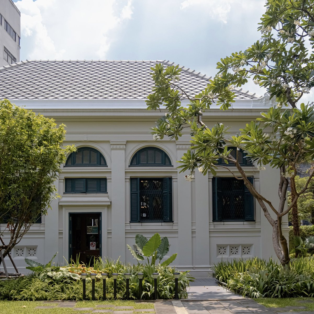 F.I.X. Neilson Hays ☕️📚🌳
F.I.X. เปิดสาขาใหม่ล่าสุดที่ห้องสมุด Neilson Hays ห้องสมุดสุดคลาสสิค บรรยากาศร่มรื่น บนถนนสุรวงศ์ ภายในร้านบรรยากาศชิลเลย การตกแต่งด้านในจะมีความเชื่อมโยงกับห้องสมุด Neilson Hays โดยด้านหน้าบาร์ ให้ฟีลเหมือนกับตู้วางหนังสือเลย