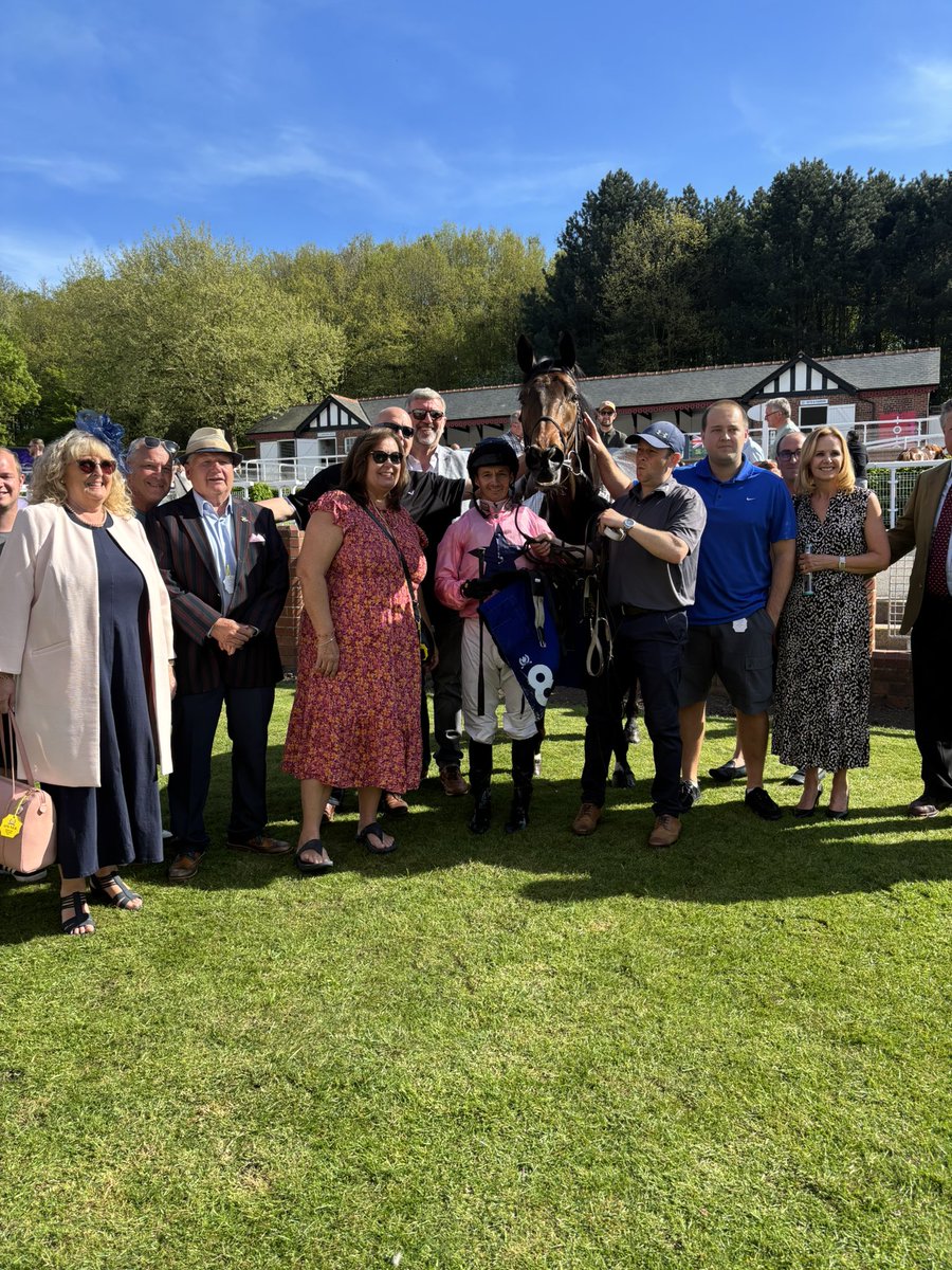 ponteraces's tweet photo. Leadenhall wins for the Wolf Pack! 

A double on the day for @EasterbyTim &amp; @dallan555 🏇👏 https://t.co/Kw1yhOF5C6