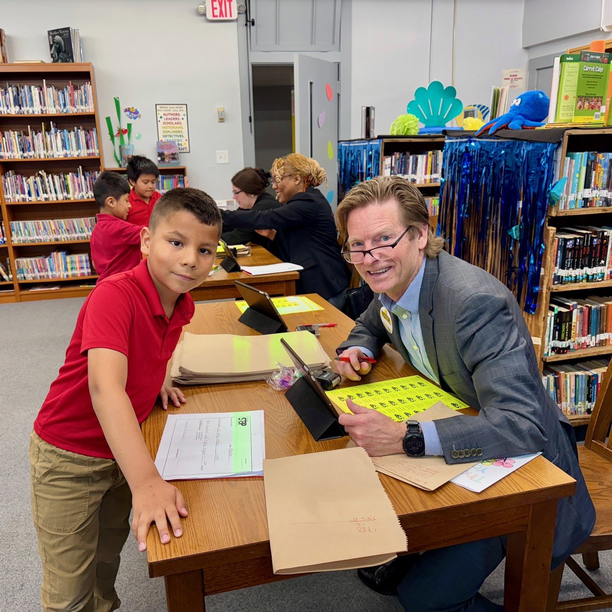Our Student Enterprise Program team wrapped the year at St. Clement School with a packed store and generous hearts! 
Students saved big—61 gift cards sold, 20+ at $25! Huge thanks to our volunteers and to students for donating to the St. Clement Parish Food Pantry. 

#EconEd