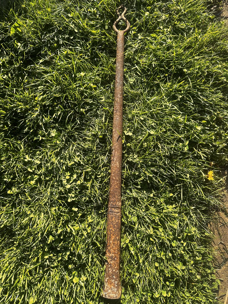MatteStach's tweet photo. Historické okienko : čo to je? Má to cca 1m hmotnosť, cca 6-8kg, rodinný pamätník tvrdí že to má viac ako 65 rokov a vedieme širokú dišputu čo to je. Som osamotený v mojom tipe tak skúšam či to niekto nepozná https://t.co/Gdl4o3zOIC