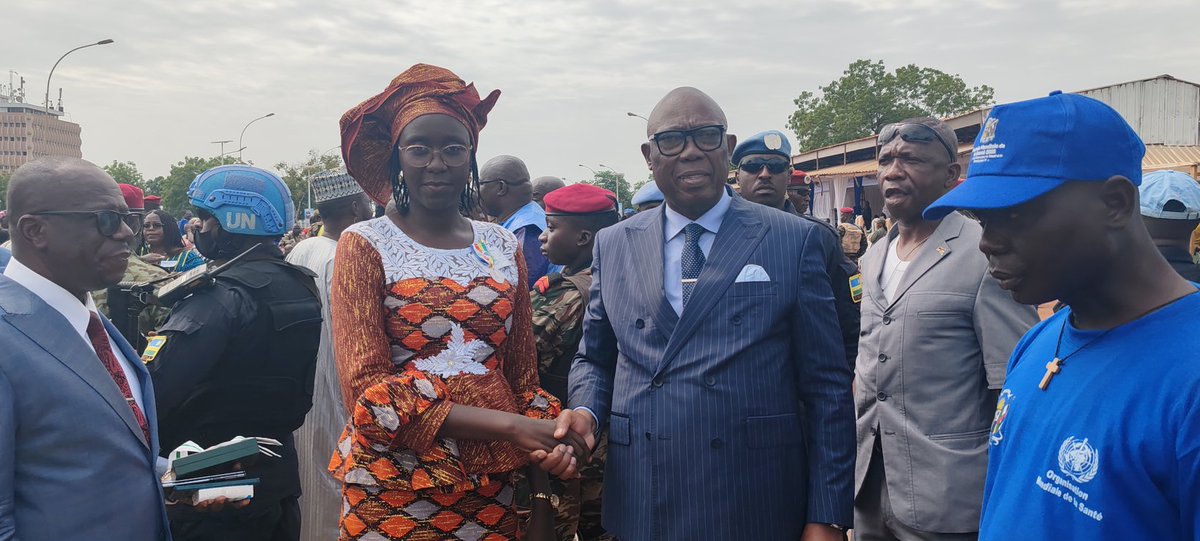 En prélude à la célébration du 1er Mai, fête du travail, le Premier Ministre Félix MOLOUA a présidé la cérémonie de décoration de plusieurs milliers de travailleurs de Centrafrique sur l’avenue des Martyrs à Bangui. Félicitations aux heureux récipiendaires.