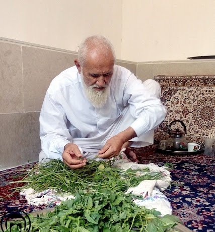 Najla97403's tweet image. پیامبر اکرم (ص):
مردی که در خانه به زنش خدمت کنه ثواب صدیق و شهید رو داره
( آیت الله حائری شیرازی در حال سبزی پاک کردن)