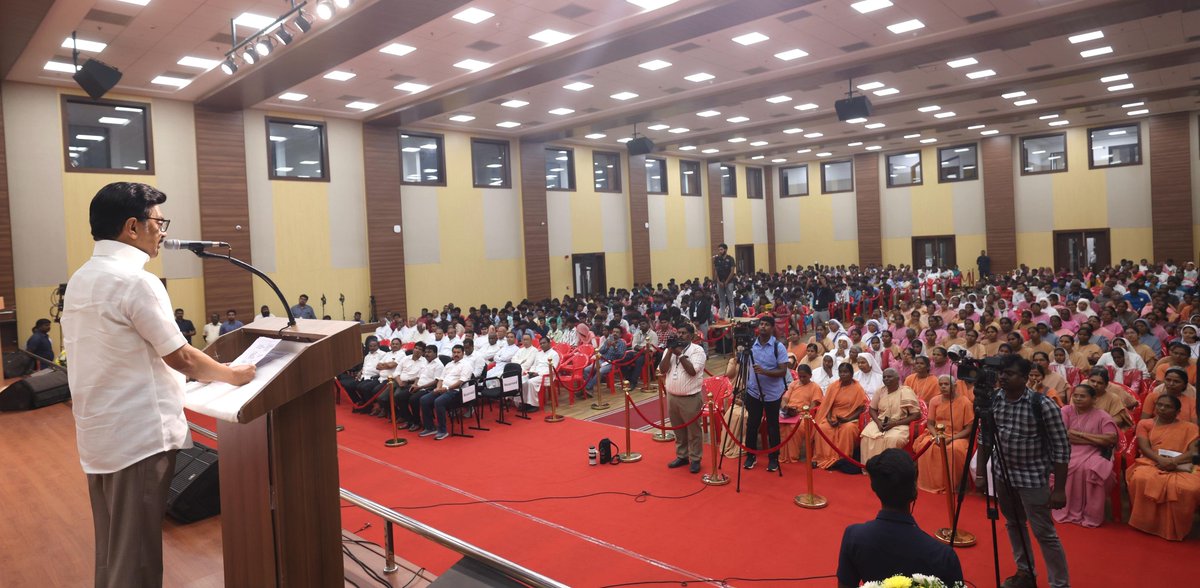 அன்புதான் மதங்களின் அடையாளமாக இருக்க வேண்டும் எனப் போதித்து, அதன்படியே வாழ்ந்து காட்டிய மாமனிதரான #PopeFrancis அவர்கள் புகழ் உலகெங்கும் இன்னும் பல்லாண்டு ஓங்கி ஒலித்துக்கொண்டே இருக்கும்!

திருத்தந்தை போப் பிரான்சிஸ் அவர்களுக்கு என் நெஞ்சார்ந்த அஞ்சலிகள்…
