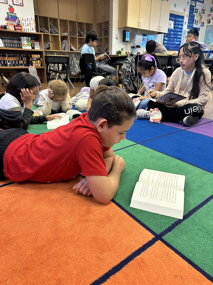 At CBE we celebrate El Día del Niño (y La Niña) with popcorn, dancing AND new books! We truly have the BEST librarian in the whole world! Gracias, <a href="/dmsandov/">Sandoval</a> ! We are so excited with our new libros! <a href="/CBEBears/">Carolyn G. Bukhair Elementary</a>