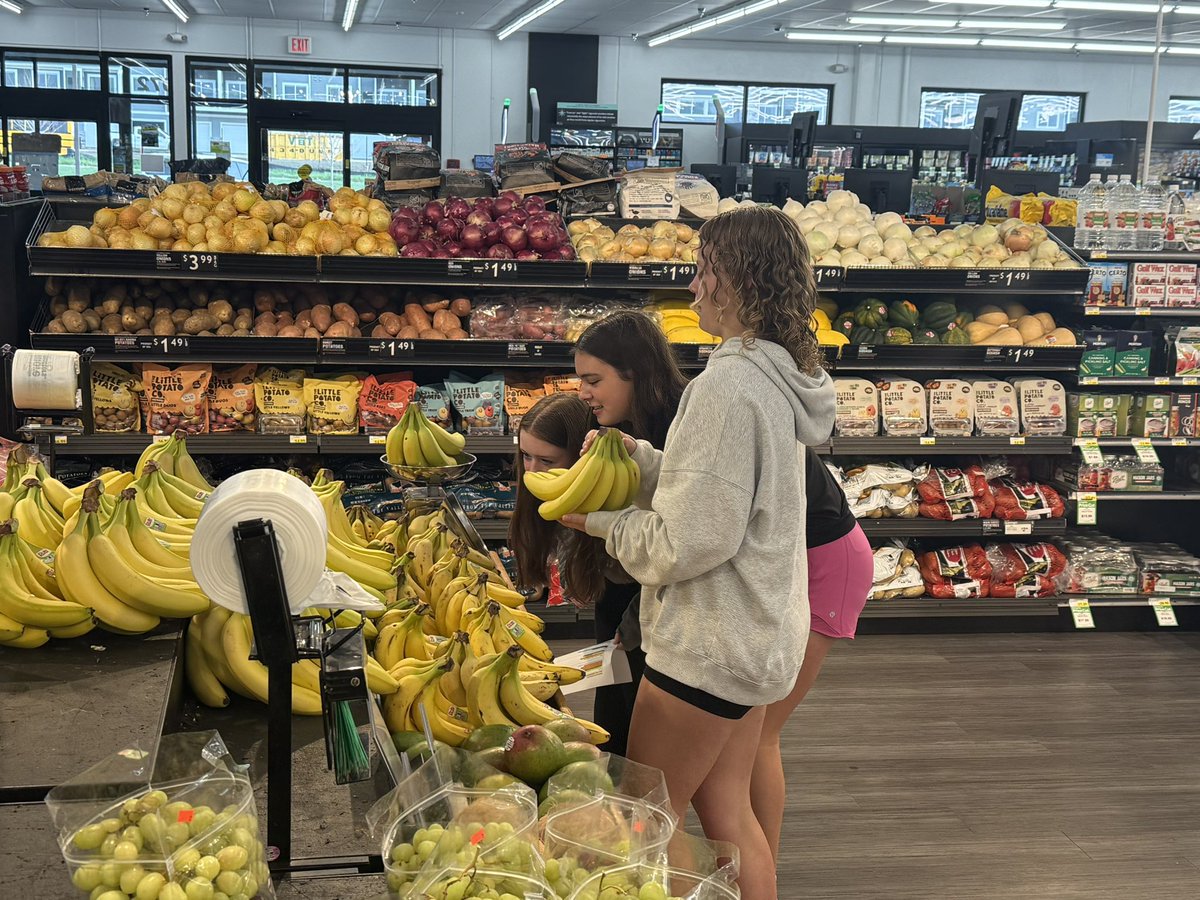 BizMathGuy's tweet image. Business Math 8 - hands-on budgeting visiting Fareway w/ a $20 limit. Real-world activity helped apply math skills such as unit pricing and cost comparison while making smart shopping decisions. Connecting classroom learning w/ everyday life! @ByronMSBears @ByronBears #BizMathGuy