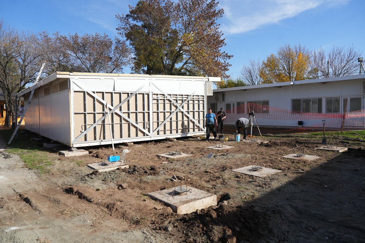 vnavarroalegre's tweet photo. En Villa María, el intendente #Accastello supervisó la instalación de tres nuevas aulas en la Secundaria Urquiza de barrio Mariano Moreno. Ya son seis. Se sumó mobiliario y se anunciaron mejoras en el entorno escolar. La ciudad sigue ampliando su infraestructura educativa. https://t.co/OUJ7s7yL5K