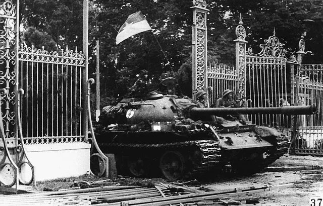 TammiMinoski's tweet photo. #OTD 1975: A North Vietnamese tank crashed through the main gate of the presidential palace of the US-backed South Vietnam regime as the city falls into the hands of communist troops. #FallOfSaigon #ColdWarHist #VietnamWar https://t.co/iggilIu4MV