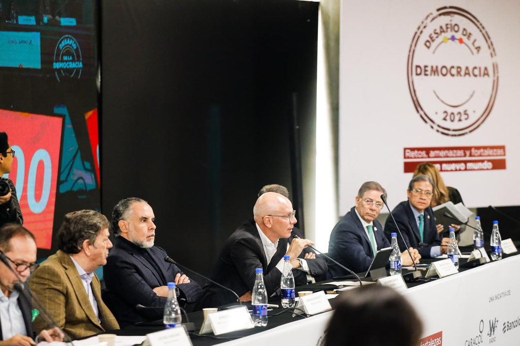 ¡Creemos en una democracia viva y participativa!

Nos encontramos participando en el #DesafíoDeLaDemocracia 2025, un espacio de reflexión y diálogo.

En una misma mesa junto a representantes del Gobierno nacional, el Congreso, la academia, el sector privado las altas cortes y la