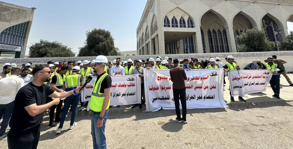 المهندسون يرفعون صوتهم من أجل مستقبلهم

نظّم عدد كبير من المهندسين العراقيين وقفة احتجاجية في منطقة العلاوي وسط بغداد، قادمين من مختلف محافظات العراق، للمطالبة بحقوقهم المشروعة في التعيين وتوفير فرص العمل اسوة بباقي الشرائح التي حصلت على وظائف.

وعبّر المحتجون عن حاجتهم لتوفير