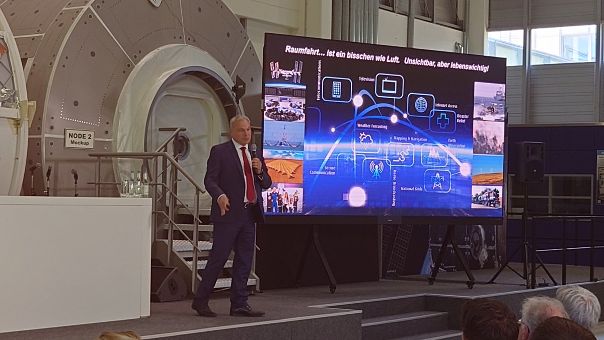 DLR_SpaceAgency's tweet image. 💪🚀NRW als Standort für Luft- und Raumfahrt stark machen: Zum 1. Mal findet heute die Raumfahrtkonferenz SpaceTech.NRW in Köln statt, ausgerichtet von der Landesregierung Nordrhein-Westfalen, ESA und DLR. Schon heute spielt NRW eine Schlüsselrolle in der Raumfahrt: von