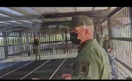 TAMARA_SUJU's tweet photo. #Venezuela. Atención, por confirmar, me informa una fuente sobre un brote de Tuberculosis en la Cárcel de máxima seguridad CENAPROMIL CENTRAL del Fuerte Guaicaipuro, donde se encuentran presos politicos militares y civiles, custodiados por el SIstema SESMAS.  El aislamiento de los detenidos impide que se conozca el estado de salud de todos ellos.