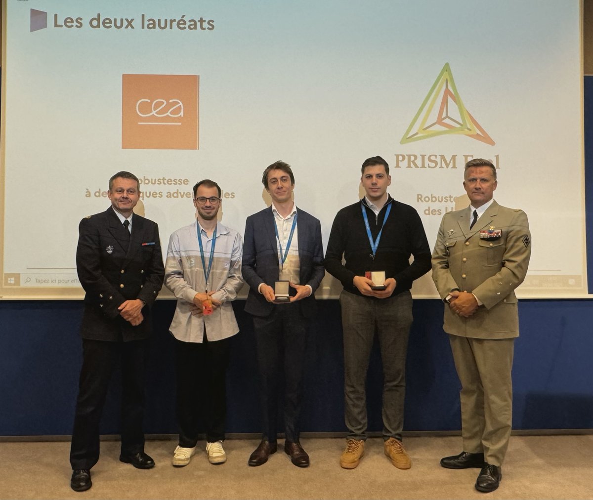 🤖 Sécurisation de l’intelligence artificielle : deux solutions innovantes distinguées lors du défi « Sécurisation de l’IA » en présence de l’Ingénieur général de l’armement, Patrick Aufort, directeur de l’Agence et du général de corps d’armée, Aymeric Bonnemaison, commandant du