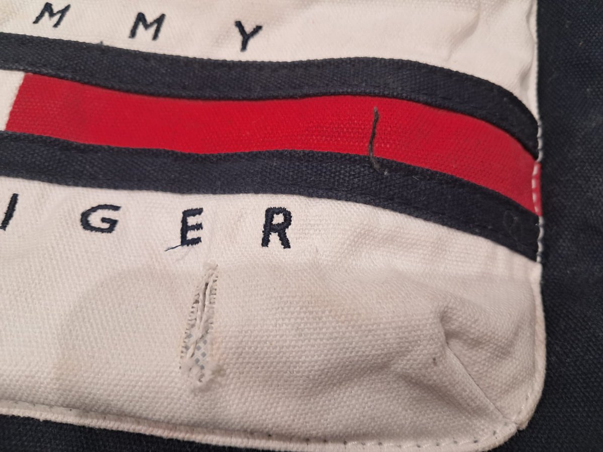 JoselynAleja's tweet photo. Mochila de mala calidad!!! @TommyHilfiger  no devuelve el dinero. 1a. foto: 5 veces usada. 2a. foto: 7 veces usada. 3a. foto: respuesta de @tommy Costanera Stgo... quién responde?????? cueck!!! https://t.co/Eafo1tkJD0