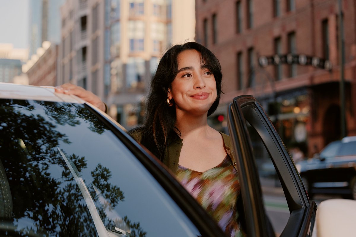 Some days it’s errands, other days it’s adventure. Whatever’s on your calendar, an EV makes the ride seamless.

Algunos días son de diligencias, otros de aventura. Sea lo que sea que tengas planeado, un vehículo eléctrico hace que el camino sea fluido.