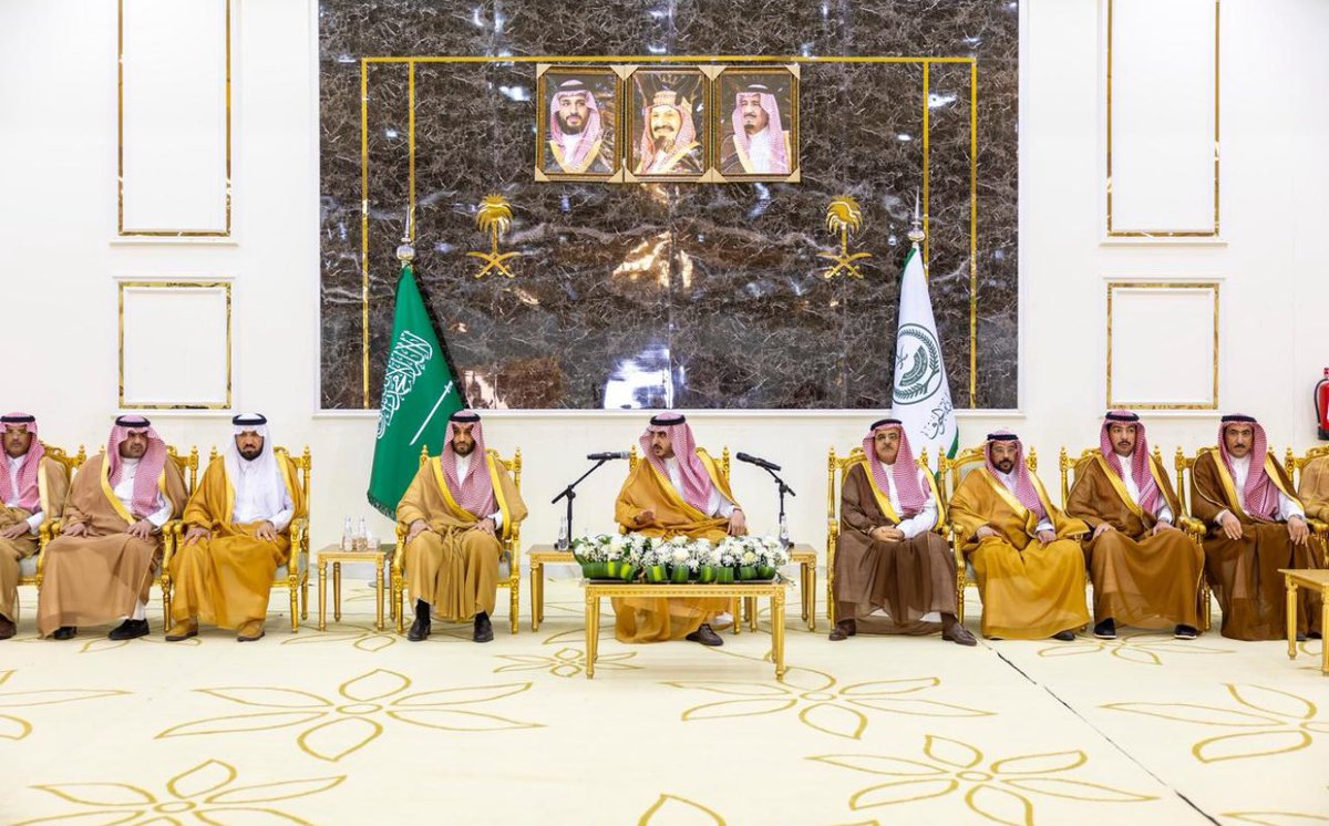 يامرحبا ياسمو الخير دمث الجناب
كثر إبتسامتك في وجه الوطن والوفود

إفرد جناحك و طر بالجوف فوق السحاب
ترى الأمل فيك يافيصل تعدى الحدود

خذنا للأمجاد واتركنا بليّا إياب
مايرغبون الوطا من يعشقون الصعود

أحلامنا لو هي أكبر من حدود الصواب
ماهي عسيرة عليكم يا عيال السعود

<a href="/AljoufSA/">إمارة منطقة الجوف</a>