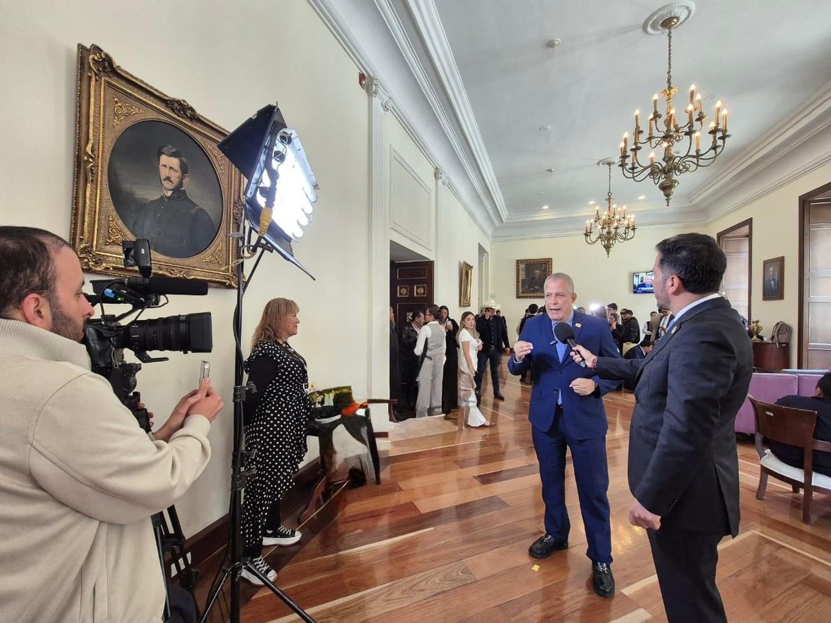 GermanBlancoA's tweet photo. LEY BENEFICIOS A LOS CONCEJALES !!

Equipo de Ponentes con el que logramos los 4 debates y la Conciliación de nuestro proyecto de ley ayer en @SenadoGovCo
y @CamaraColombia
+ Senador Julio Elias Chagui.

La unanimidad en los debates refleja la voluntad de lograr dignificar la condición de los Concejales del País.

Presidente @petrogustavo en sus manos está realizar la SANCIÓN y convertir el proyecto en Ley de la República.

Como Legislativo le CUMPLIMOS a la base de la Democracia representada en los Concejales.

Mart 29 Abr 👇